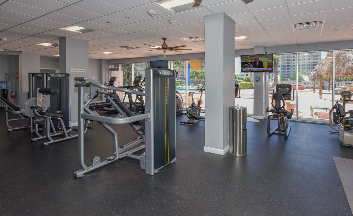 合同活跃: $1,950 (1 贝兹, 1 浴室, 890 平方英尺)