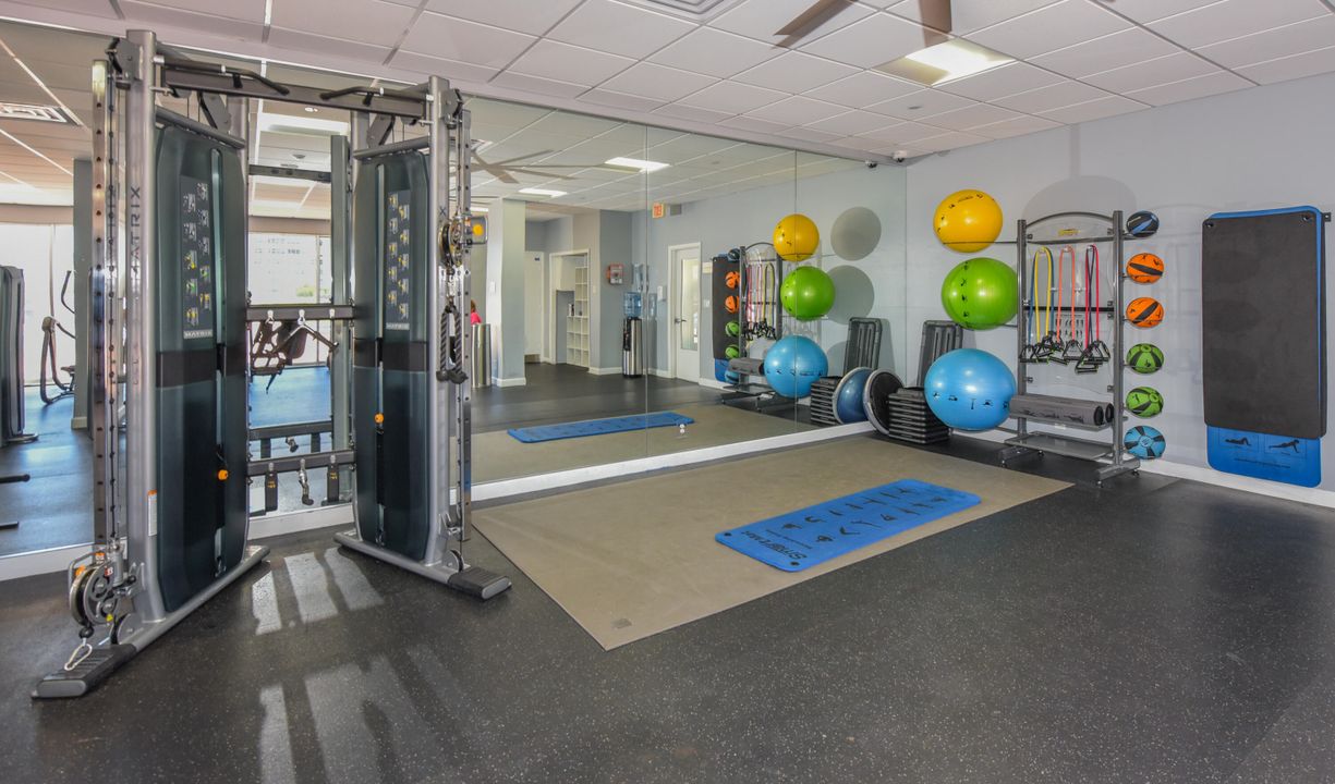 合同活跃: $1,950 (1 贝兹, 1 浴室, 890 平方英尺)