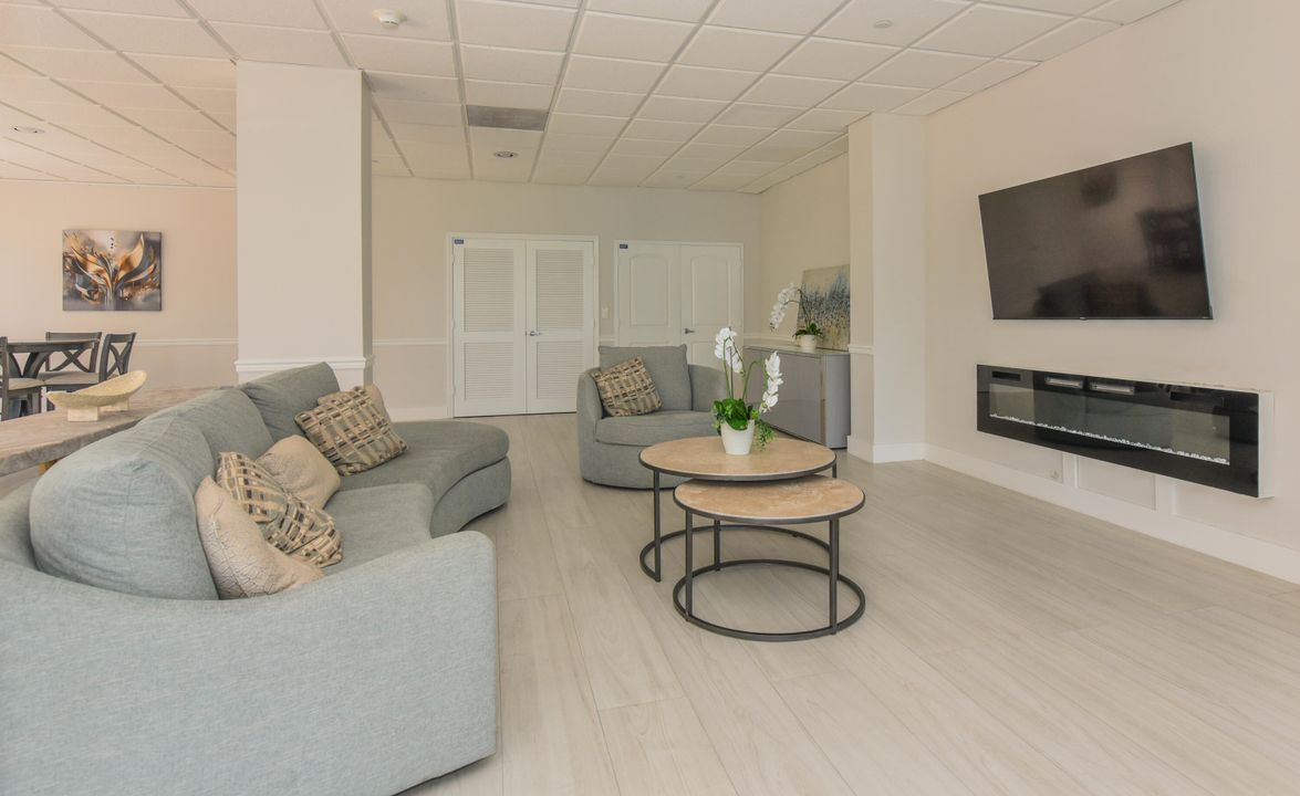 合同活跃: $1,950 (1 贝兹, 1 浴室, 890 平方英尺)