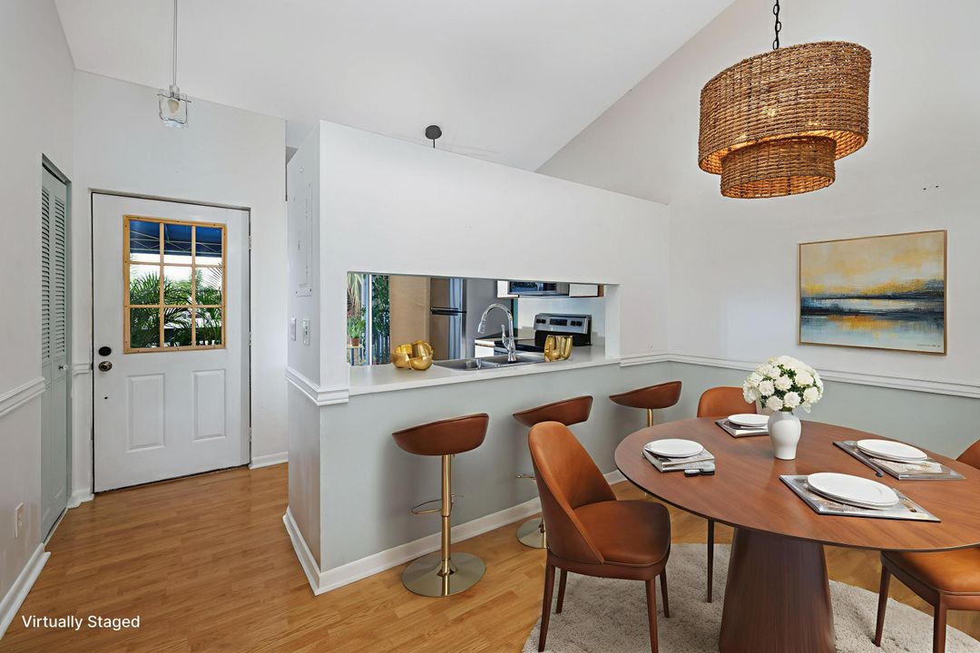 待售: $215,000 (2 贝兹, 1 浴室, 826 平方英尺)