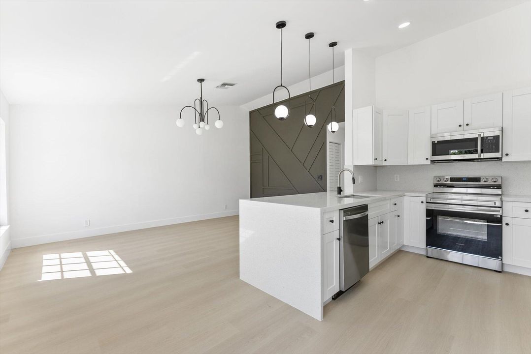 Active With Contract: $465,000 (3 beds, 2 baths, 1158 Square Feet)