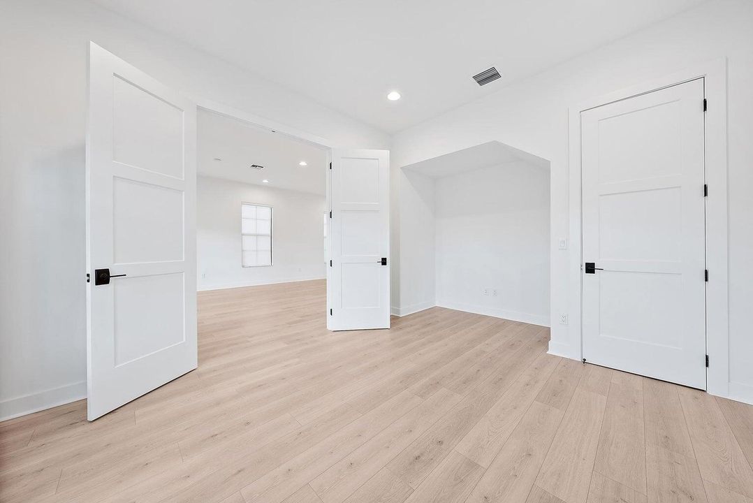 Active With Contract: $10,000 (5 beds, 4 baths, 3959 Square Feet)