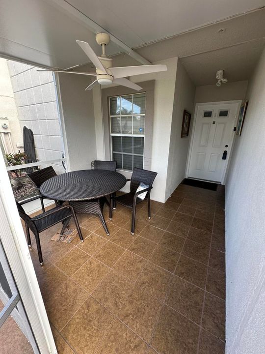 合同活跃: $3,000 (2 贝兹, 2 浴室, 1227 平方英尺)