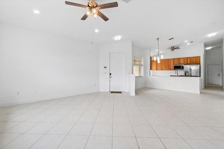 Active With Contract: $2,995 (3 beds, 2 baths, 1482 Square Feet)
