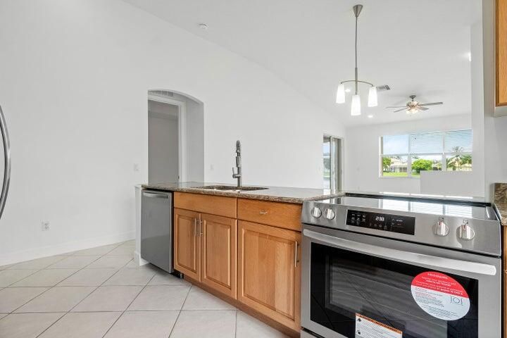 Active With Contract: $2,995 (3 beds, 2 baths, 1482 Square Feet)