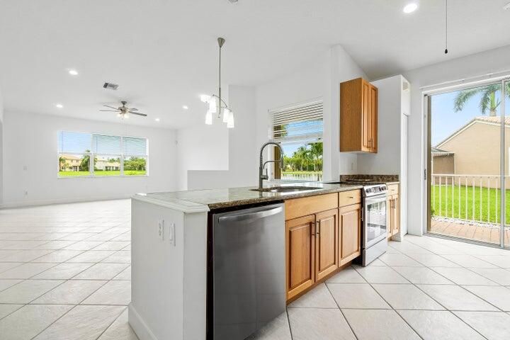 Active With Contract: $2,995 (3 beds, 2 baths, 1482 Square Feet)