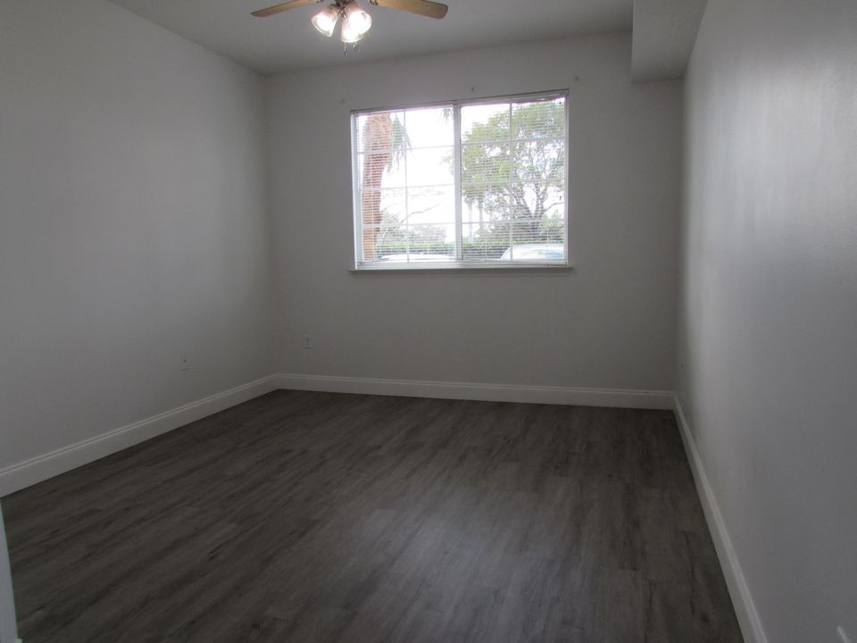 На продажу: $240,000 (1 спален, 1 ванн, 932 Квадратных фут)