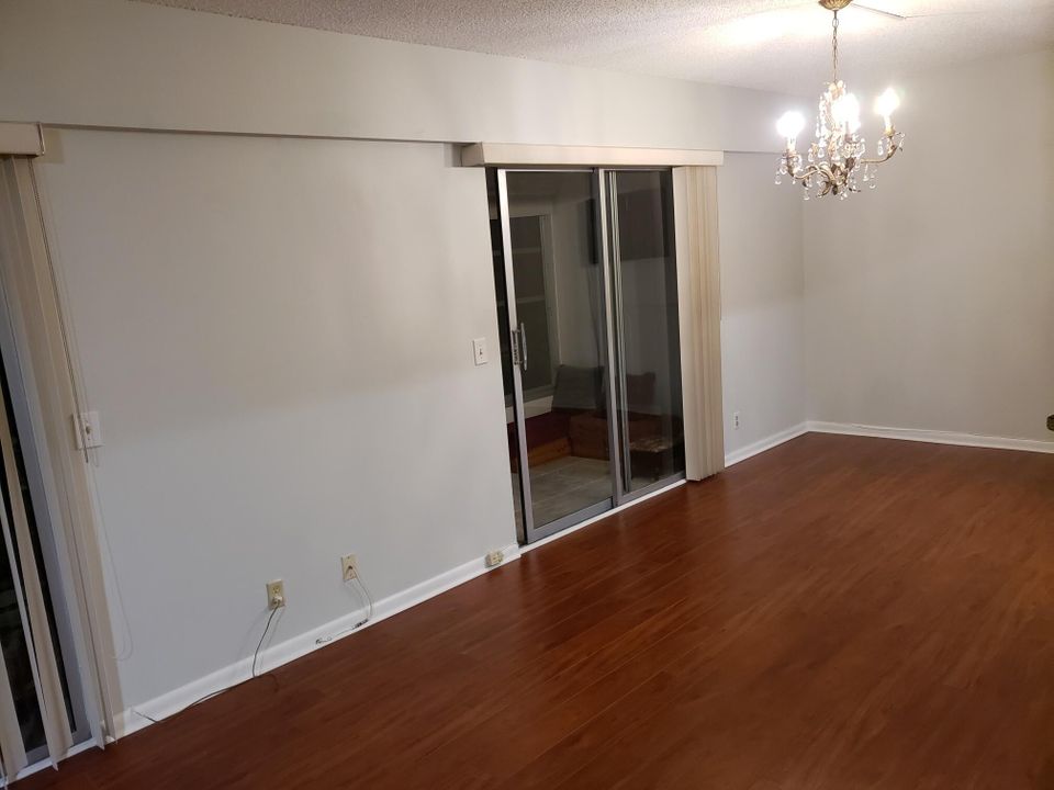 待售: $119,900 (1 贝兹, 1 浴室, 810 平方英尺)