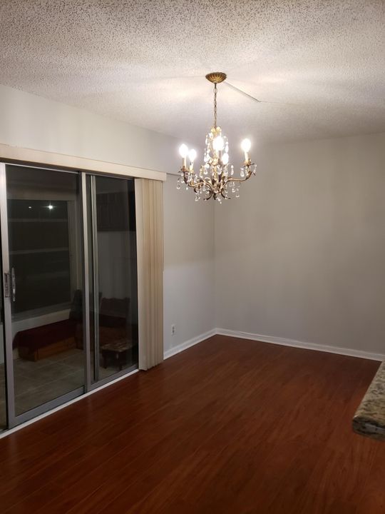 待售: $119,900 (1 贝兹, 1 浴室, 810 平方英尺)