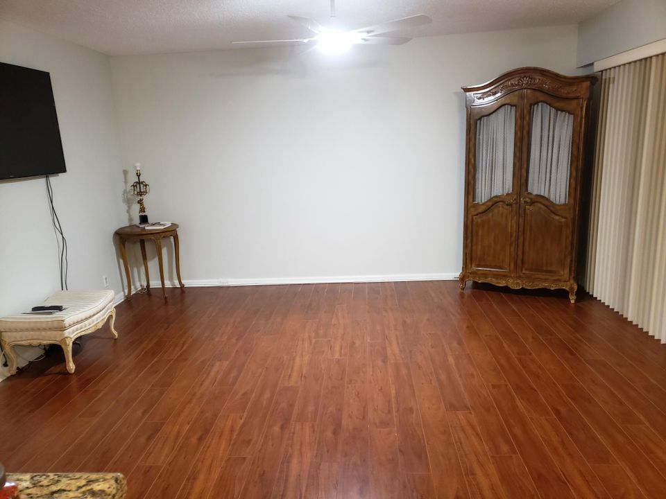 待售: $119,900 (1 贝兹, 1 浴室, 810 平方英尺)