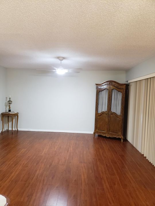 待售: $119,900 (1 贝兹, 1 浴室, 810 平方英尺)