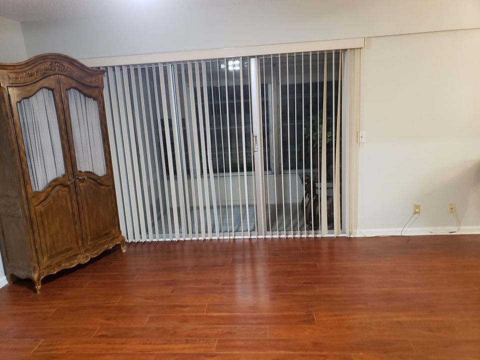 待售: $119,900 (1 贝兹, 1 浴室, 810 平方英尺)