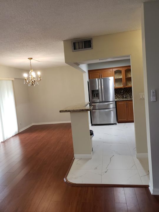 待售: $119,900 (1 贝兹, 1 浴室, 810 平方英尺)