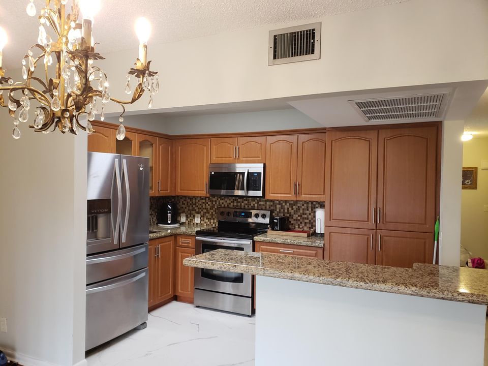 待售: $119,900 (1 贝兹, 1 浴室, 810 平方英尺)