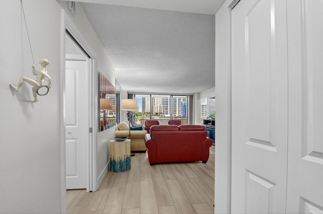 合同活跃: $4,900 (2 贝兹, 2 浴室, 1460 平方英尺)