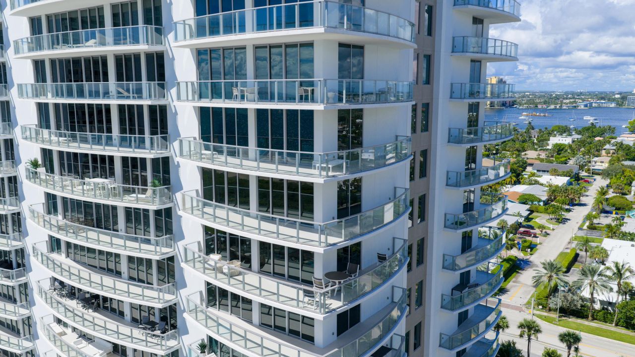 合同活跃: $2,800,000 (2 贝兹, 2 浴室, 2525 平方英尺)