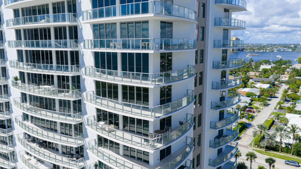 合同活跃: $2,800,000 (2 贝兹, 2 浴室, 2525 平方英尺)