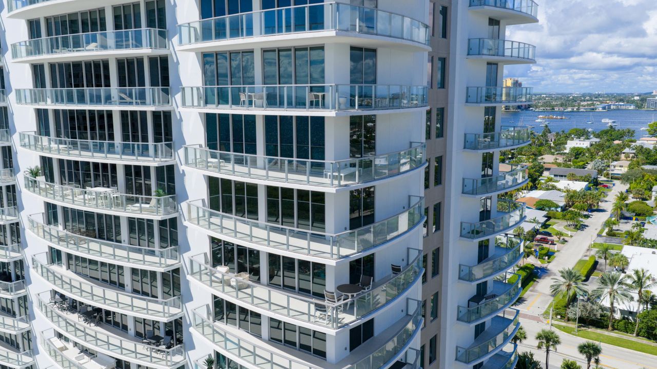 合同活跃: $2,800,000 (2 贝兹, 2 浴室, 2525 平方英尺)