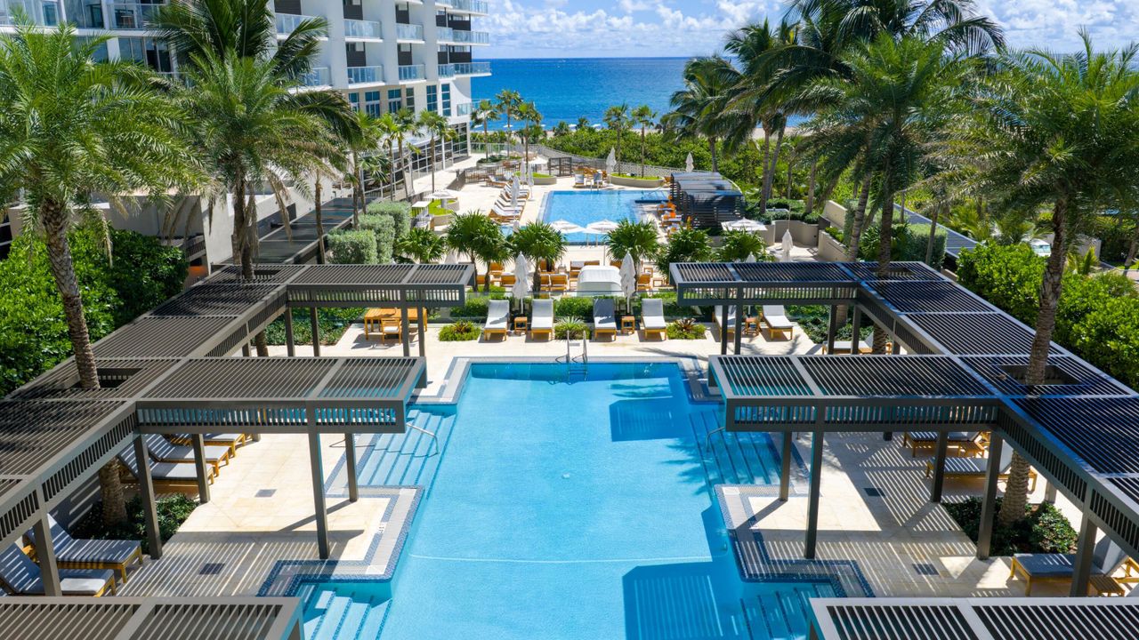 合同活跃: $2,800,000 (2 贝兹, 2 浴室, 2525 平方英尺)