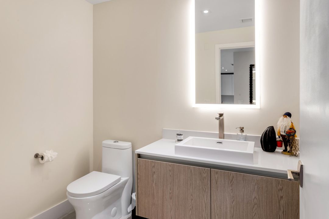 合同活跃: $2,800,000 (2 贝兹, 2 浴室, 2525 平方英尺)