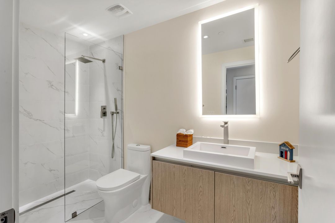 合同活跃: $2,800,000 (2 贝兹, 2 浴室, 2525 平方英尺)