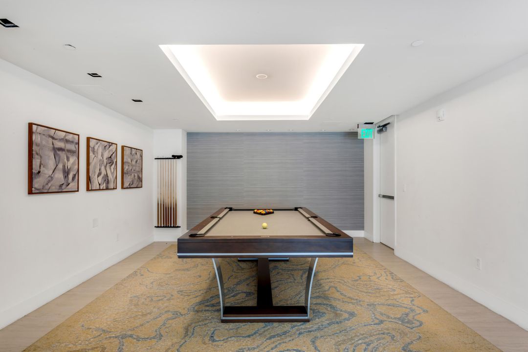 合同活跃: $2,800,000 (2 贝兹, 2 浴室, 2525 平方英尺)