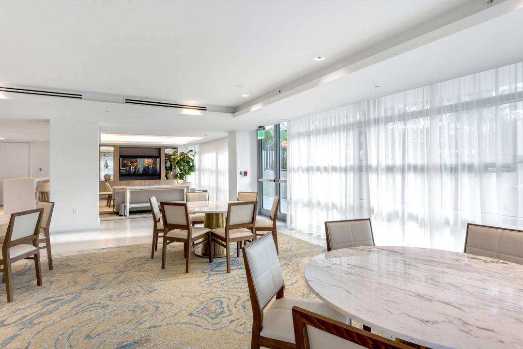 合同活跃: $2,800,000 (2 贝兹, 2 浴室, 2525 平方英尺)