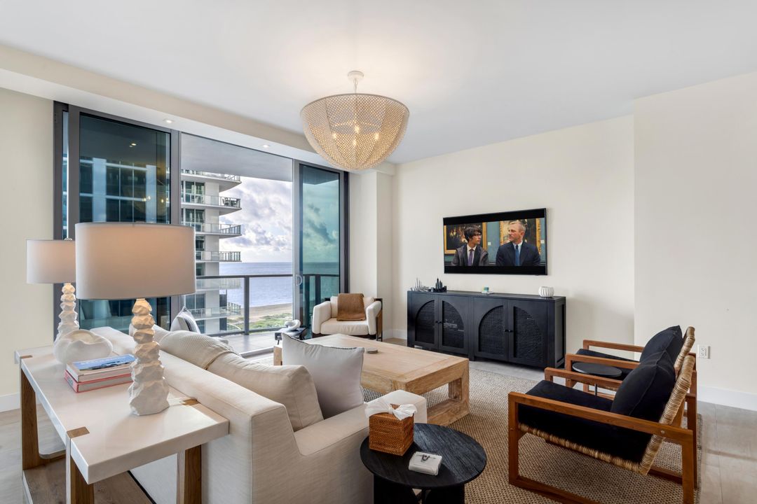 合同活跃: $2,800,000 (2 贝兹, 2 浴室, 2525 平方英尺)