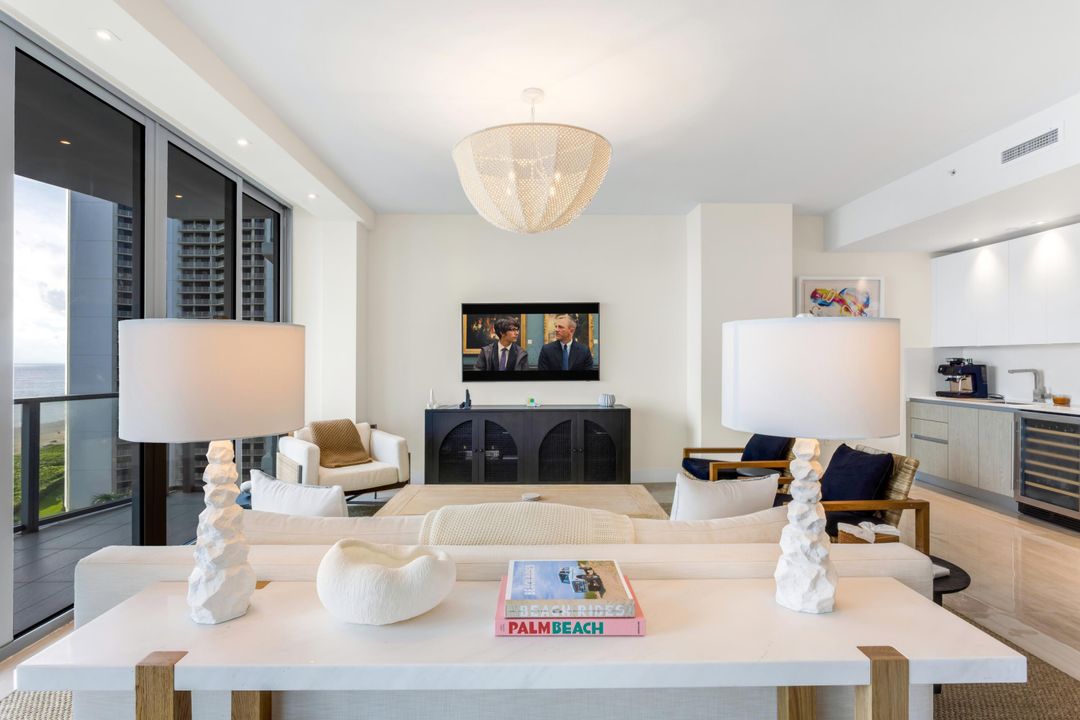 合同活跃: $2,800,000 (2 贝兹, 2 浴室, 2525 平方英尺)