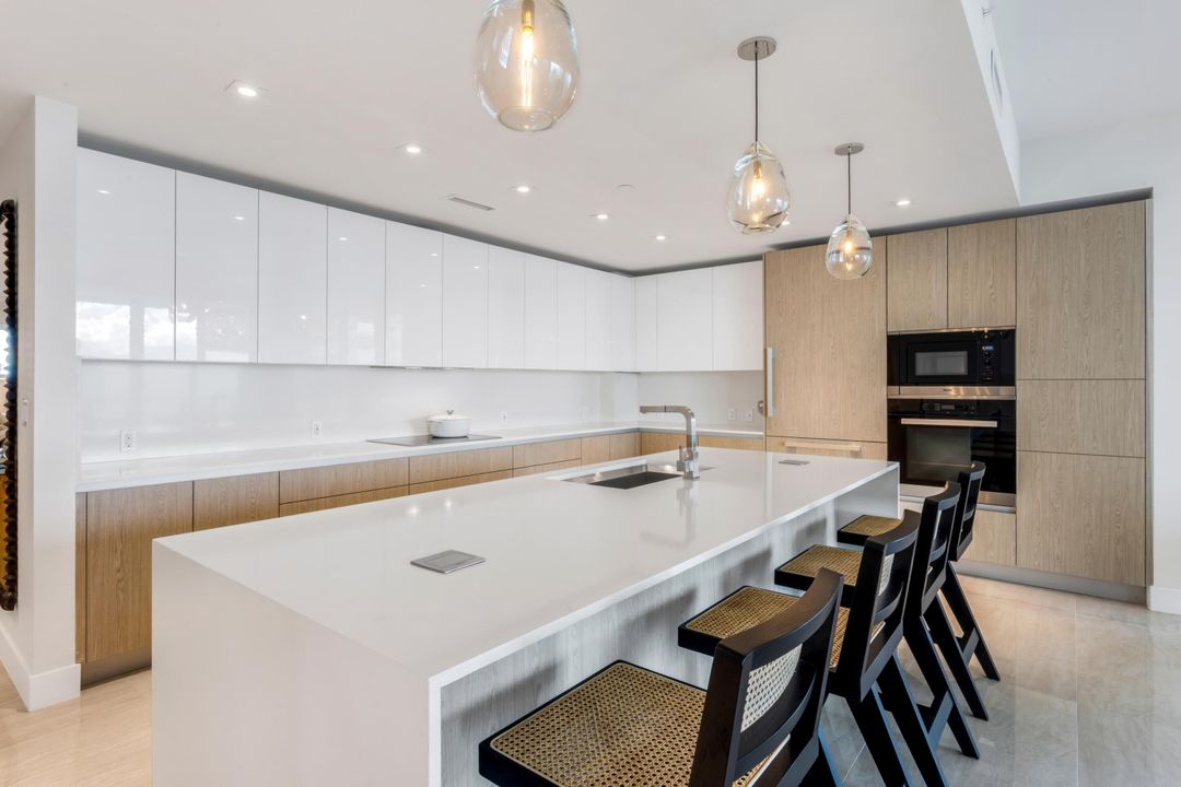 合同活跃: $2,800,000 (2 贝兹, 2 浴室, 2525 平方英尺)