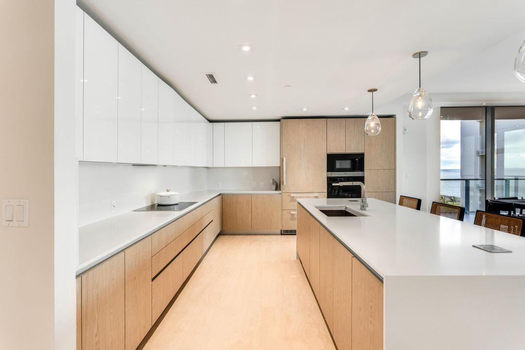 合同活跃: $2,800,000 (2 贝兹, 2 浴室, 2525 平方英尺)