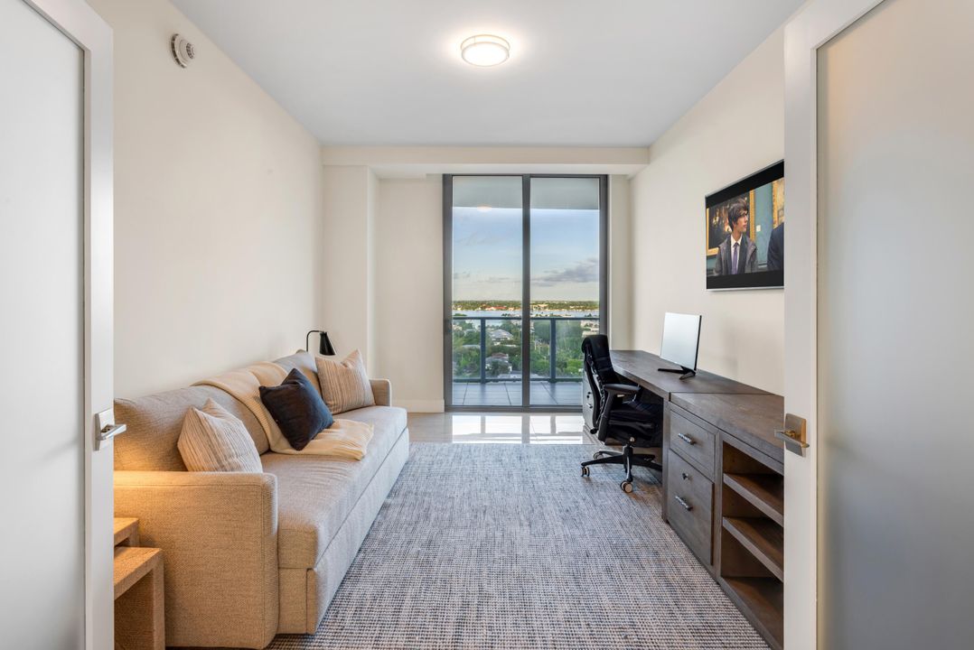 合同活跃: $2,800,000 (2 贝兹, 2 浴室, 2525 平方英尺)