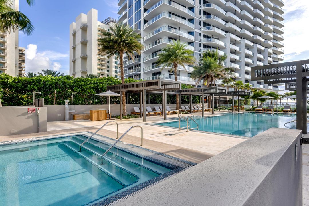 合同活跃: $2,800,000 (2 贝兹, 2 浴室, 2525 平方英尺)