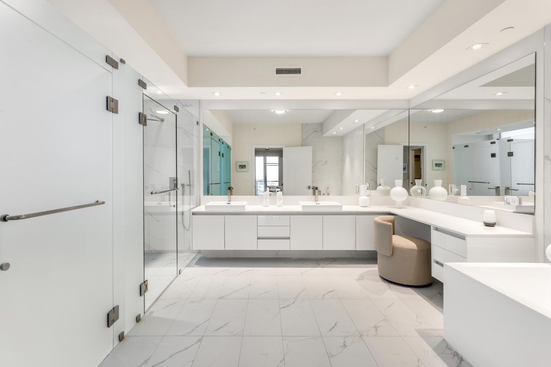 合同活跃: $2,800,000 (2 贝兹, 2 浴室, 2525 平方英尺)