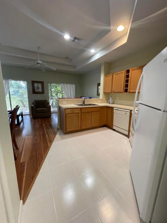 Под контрактом: $1,800 (1 спален, 1 ванн, 1012 Квадратных фут)