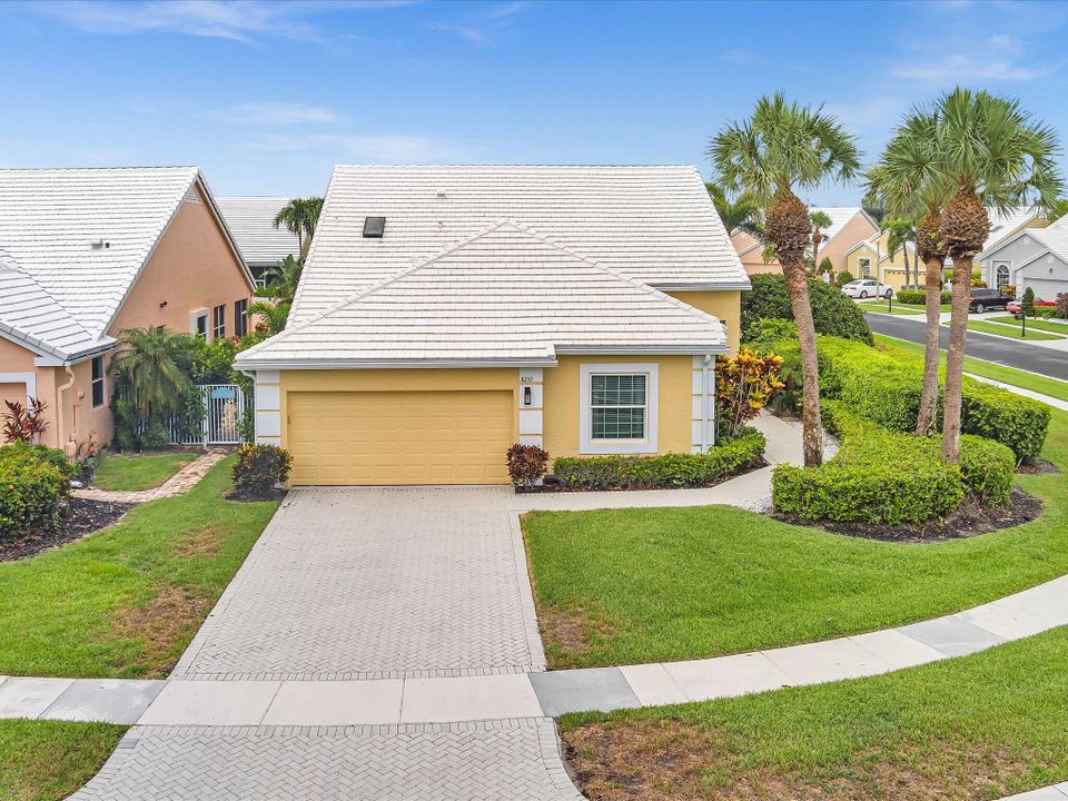 合同活跃: $9,500 (3 贝兹, 2 浴室, 2009 平方英尺)