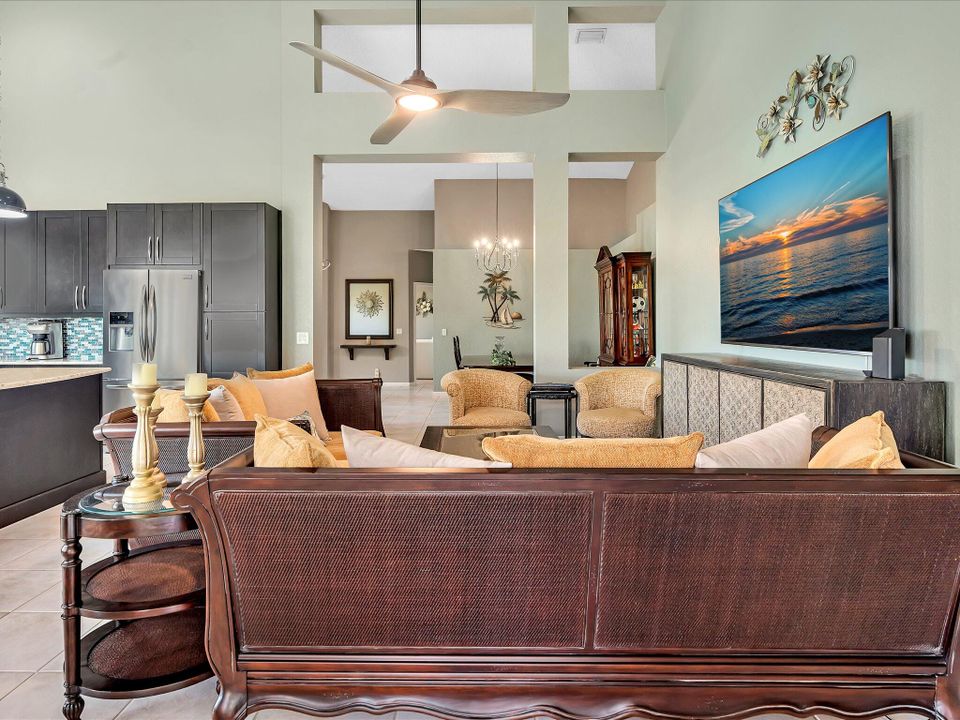 合同活跃: $9,500 (3 贝兹, 2 浴室, 2009 平方英尺)