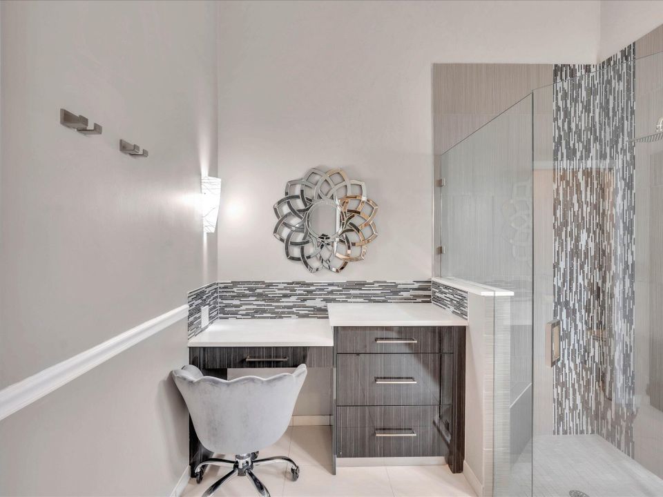 合同活跃: $9,500 (3 贝兹, 2 浴室, 2009 平方英尺)