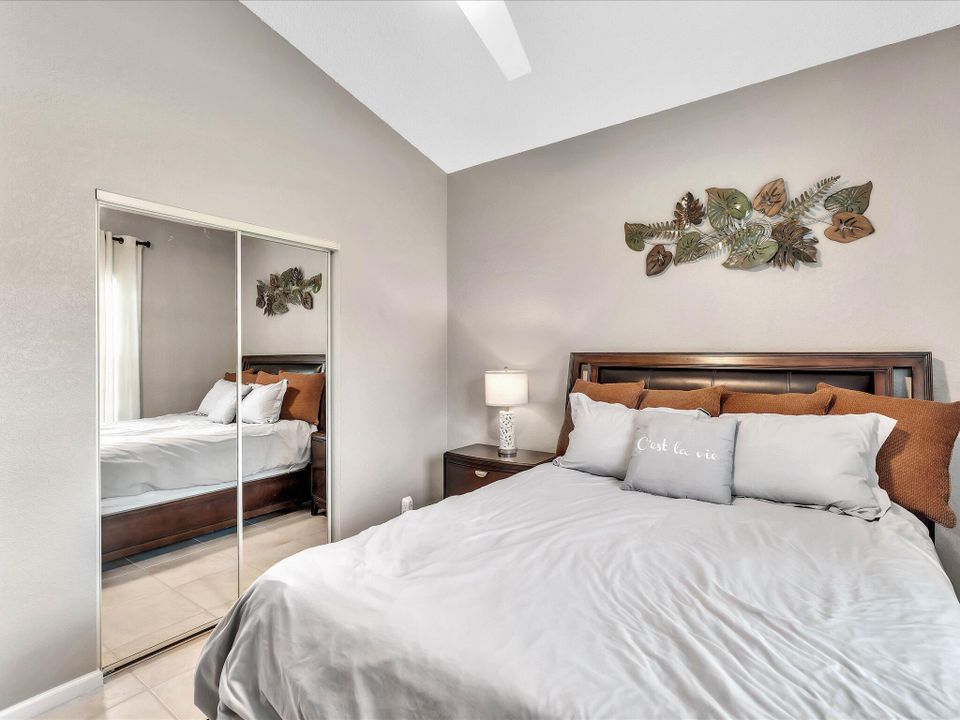 合同活跃: $9,500 (3 贝兹, 2 浴室, 2009 平方英尺)