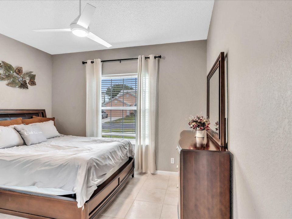 合同活跃: $9,500 (3 贝兹, 2 浴室, 2009 平方英尺)