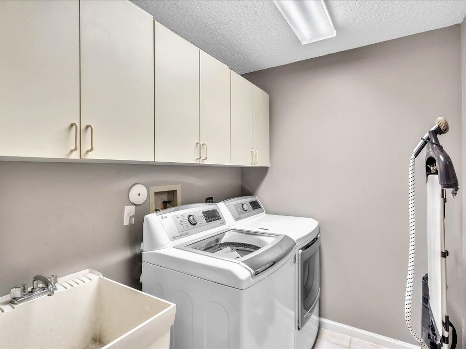 合同活跃: $9,500 (3 贝兹, 2 浴室, 2009 平方英尺)