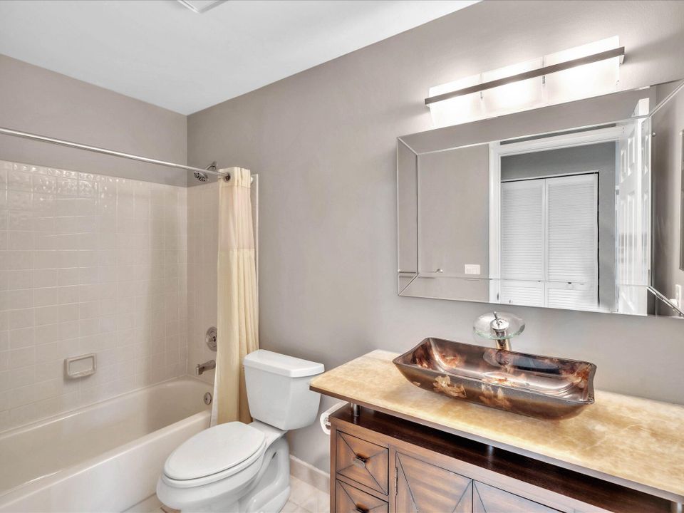 合同活跃: $9,500 (3 贝兹, 2 浴室, 2009 平方英尺)