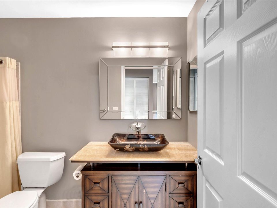 合同活跃: $9,500 (3 贝兹, 2 浴室, 2009 平方英尺)