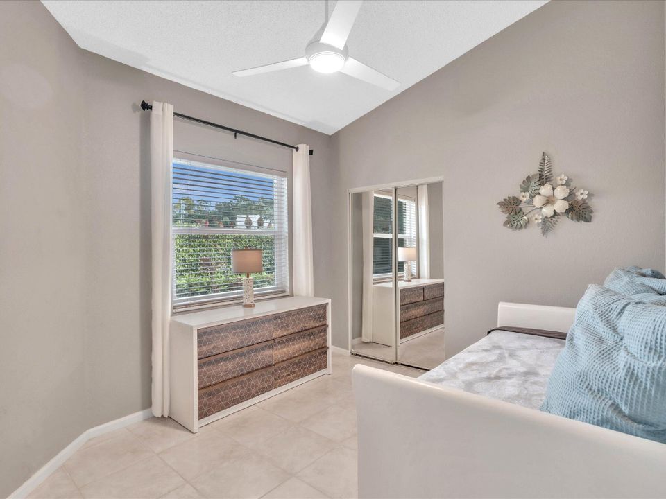 合同活跃: $9,500 (3 贝兹, 2 浴室, 2009 平方英尺)