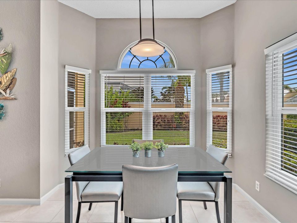 合同活跃: $9,500 (3 贝兹, 2 浴室, 2009 平方英尺)