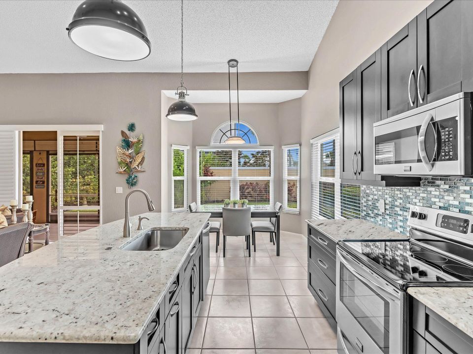 合同活跃: $9,500 (3 贝兹, 2 浴室, 2009 平方英尺)