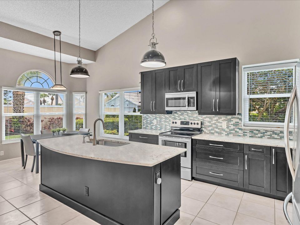 合同活跃: $9,500 (3 贝兹, 2 浴室, 2009 平方英尺)