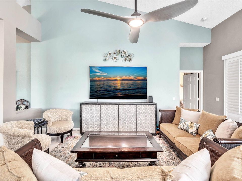 合同活跃: $9,500 (3 贝兹, 2 浴室, 2009 平方英尺)