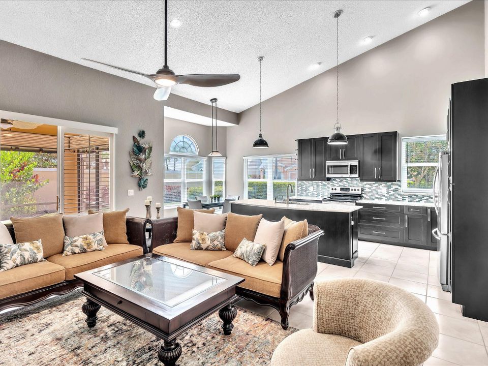 合同活跃: $9,500 (3 贝兹, 2 浴室, 2009 平方英尺)