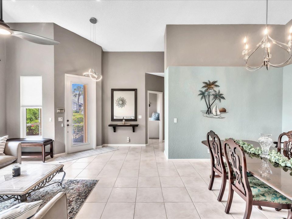 合同活跃: $9,500 (3 贝兹, 2 浴室, 2009 平方英尺)